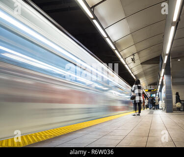 La estación central de la ciudad de Vancouver en la tarde rush hour con trenes corriendo por y viajeros esperando Foto de stock
