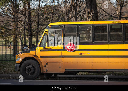 MONTREAL, Canadá - 4 de noviembre de 2018: North American autobús escolar amarillo aparcado, esperando a los estudiantes, con el texto traducido en francés, según F