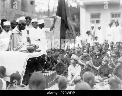 Mahatma Gandhi habla con los voluntarios de Mumbai en la Casa del Congreso, Bombay, Mumbai, Maharashtra, India, 1931, imagen de la vieja cosecha 1900s