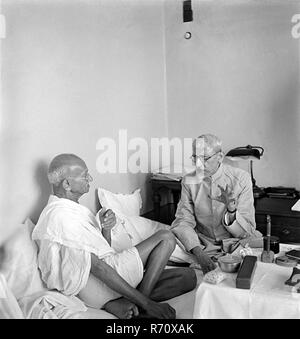 Mahatma Gandhi discutiendo la propuesta del virrey británico con Abul Kalam Maulana Azad en Bombay, Mumbai, Maharashtra, India 1945 de junio, viejo cuadro de la vendimia 1900s Foto de stock
