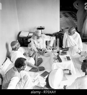 Mahatma Gandhi en discusión con asociados en Bombay, Mumbai, Maharashtra, India, 1945, imagen antigua vintage de 1900s Foto de stock