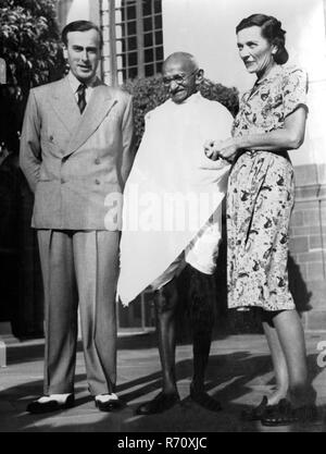 Mahatma Gandhi en su primer encuentro con el Virrey británico Lord Mountbatten y su esposa, Nueva Delhi, 31 de marzo de 1947