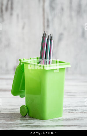 Organizador de escritorio de plástico verde pequeño Cuadro con diseño contenedor de basura Fotografía de stock - Alamy