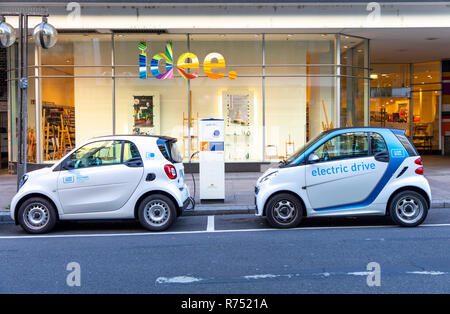 Los vehículos eléctricos de servicio de uso compartido de coches car2go, en el centro de la ciudad de Stuttgart, en la estación central, en estaciones de carga, Foto de stock