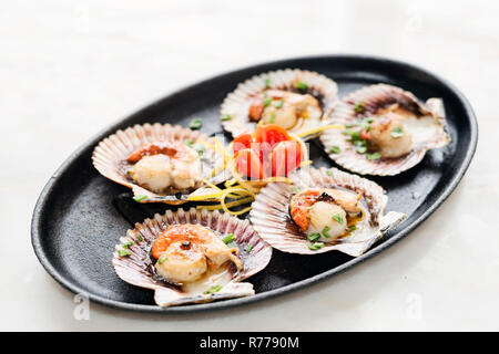 Gourmet frescas cocinadas al vapor de vieiras con salsa de mariscos agrio dulce asiáticas Foto de stock