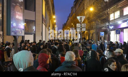 Imágenes desde el 8º de diciembre gilet juanes protesta en París. Gilet juanes y CRS en París , algunos después del motín lío.