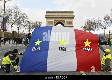 Gigantesca bandera francesa - Demostración de los chalecos amarillos en los Campos Elíseos, el sábado 8 de diciembre en París, Francia. Crédito: Frédéric VIELCANET/Alamy Live News Foto de stock