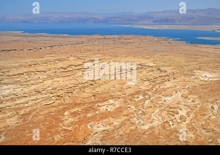 Vista desde la altura del mar muerto en Israel y las montañas de Jordania. la formación del karst zanjas en el desierto de Judea. Foto de stock