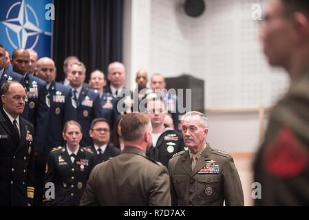 Cuerpo de Marines de EE.UU Gen. Joseph F. Dunford, Jr., presidente de la Junta de jefes de personal, participa en una ceremonia de entrega de premios para la Marina de los EE.UU. el Coronel Philippe 'Boz' Rogers, delegación militar de Estados Unidos a la Organización del Tratado del Atlántico Norte (OTAN) Jefe de Personal, durante un Comité Militar de Jefes del Estado Mayor de la defensa (MC/CS) período de sesiones en la Sede de la OTAN, 17 de mayo de 2017. Los Jefes del Estado Mayor de la defensa se reúnen para debatir sobre el Afganistán, la lucha contra el terrorismo y otras operaciones y misiones de la OTAN para proporcionar el Consejo del Atlántico Norte con asesoramiento militar basado en el consenso sobre la mejor manera de afrontar los retos de seguridad. (DoD Foto de stock