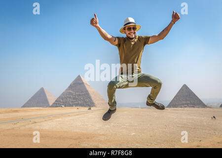 El Cairo, Egipto - 4 Nov 2018 - Un joven Turistas divirtiéndose tomando una foto delante de las pirámides de Giza en El Cairo, capital de Egipto Foto de stock