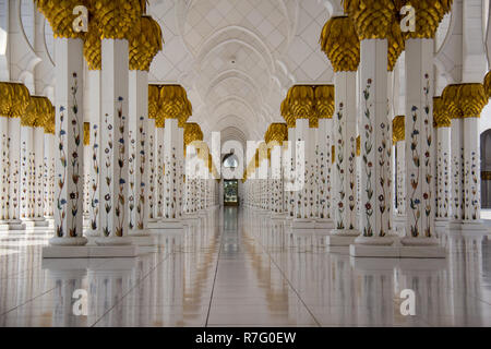 Arcos arabescos líneas el pórtico de entrada de la Gran Mezquita de Sheikh Zayed, en Abu Dhabi, Emiratos Árabes Unidos.