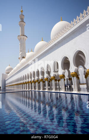 Arcos arabescos líneas el pórtico de entrada de la Gran Mezquita de Sheikh Zayed, en Abu Dhabi, Emiratos Árabes Unidos.