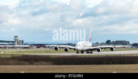 El aeropuerto de Gatwick, Inglaterra, Reino Unido - 09 de diciembre de 2018: Un Airbus A380 de Emirates Airline ralentiza después de aterrizar en el Aeropuerto Gatwick de Londres Foto de stock