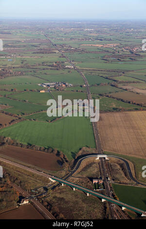 Vista aérea tomada cerca de Thorpe Marsh, Doncaster de la principal línea ferroviaria de la costa oriental en dirección norte hacia York Foto de stock