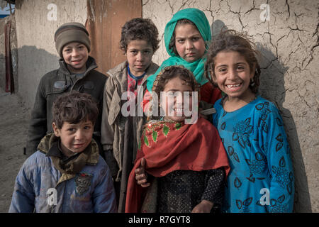 Los niños cuyas familias han sido desplazadas de la provincia de Helmand debido a los talibanes. Ellos viven en un campamento de refugiados cerca de Kabul, Afganistán. Foto de stock