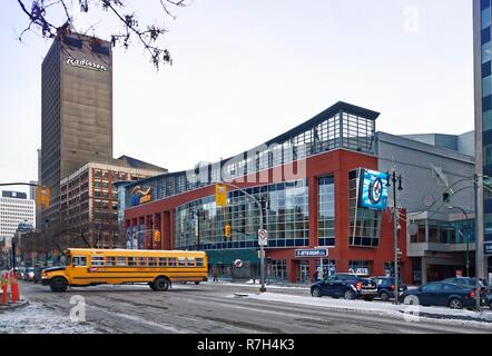 Winnipeg, Manitoba, Canadá - 2014 11 18: Invierno vista a través de Portage Avenue en MTS Center Arena. El estadio cubierto en el centro de Winnipeg, que ahora se llama