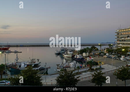Espigón del puerto de Kavala, Macedonia, Grecia oriental al atardecer Foto de stock