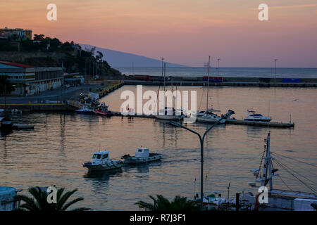 Espigón del puerto de Kavala, Macedonia, Grecia oriental al atardecer Foto de stock