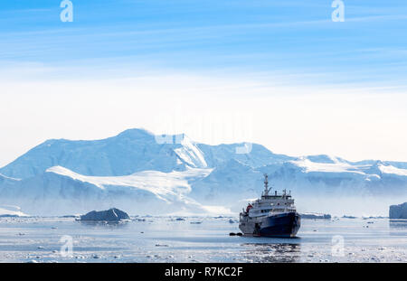 Cruceros antárticos turística deriva en la laguna entre los icebergs con el glaciar de fondo, Nechâo Bay, en la Antártida Foto de stock