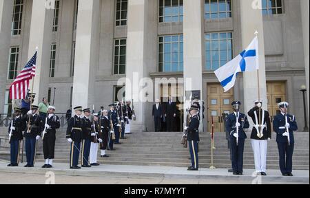 El secretario de Defensa, Jim Mattis aloja un mayor honor cordon para Finlandia, el Ministro de Defensa Jussi Niinisto en el Pentágono, en Washington, D.C., 21 de marzo de 2016. Foto de stock