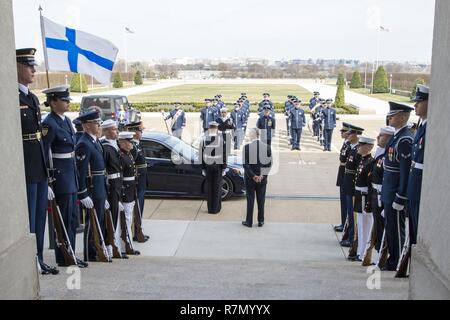 El secretario de Defensa, Jim Mattis espera la llegada del Ministro de Defensa de Finlandia Jussi Niinisto en el Pentágono, en Washington, D.C., 21 de marzo de 2016. Foto de stock