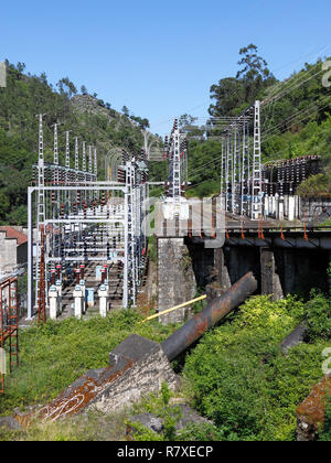 Instalaciones y equipos antiguos, cuidada y funcional, de un río de montaña en el norte de Portugal hidroeléctrica Foto de stock