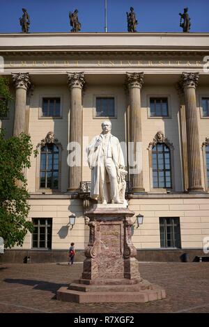 Alemania, Berlín, Hermann von Helmholtz estatua en frente de la Universidad Humboldt Foto de stock