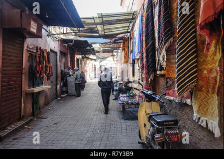 05-03-15, Marrakech, Marruecos. Escena callejera en el zoco de la medina. Foto: © Simon Grosset Foto de stock