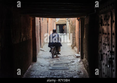 05-03-15, Marrakech, Marruecos. Un hombre montado en su scooter a través de las estrechas calles y callejuelas de la medina antigua. Foto: © Simon Grosset Foto de stock