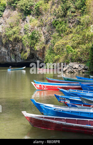 HPA-AN, MYANMAR - 19 noviembre, 2018: imagen vertical de coloridos barcos alineados a Sadan Cueva en Hpa-An, Myanmar Foto de stock