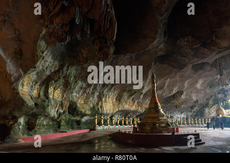 HPA-AN, MYANMAR - 19 noviembre, 2018: fotografía tomada con gran angular del interior de Sadan cueva con gran pagoda, importante hito de Hpa-An, Myanmar Foto de stock
