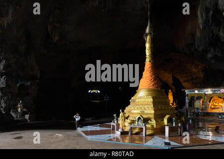 HPA-AN, MYANMAR - 19 noviembre, 2018: imagen horizontal de la Pagoda con fondo oscuro dentro de Sadan Cueva, importante hito de Hpa-An, Myanmar Foto de stock