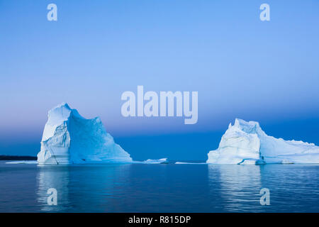Hora Azul icebergs, Scoresbysund, Groenlandia Oriental y Groenlandia Foto de stock