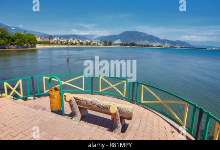 Quay junto al embarcadero en Antalya Finike, provincia. Turquía Foto de stock