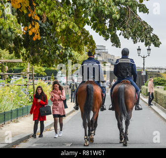 París, Francia - 2 de octubre de 2018. Los gendarmes a caballo en París, Francia. La Gendarmería Nacional es uno de los dos policías nacionales de Francia. Foto de stock