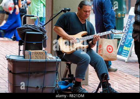 Portland, Oregon, USA - Octubre 8, 2016: una calle músico toca la guitarra eléctrica en el centro de Portland, Oregón