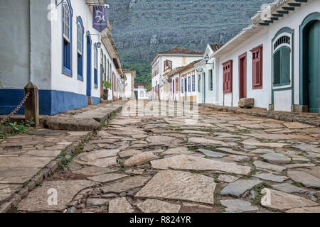 Rua Direita, una calle adoquinada, Tiradentes, Minas Gerais, Brasil Foto de stock