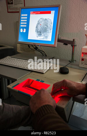Las huellas dactilares y palmares impresiones de una persona sospechosa se graban con un escáner, Alemania Foto de stock
