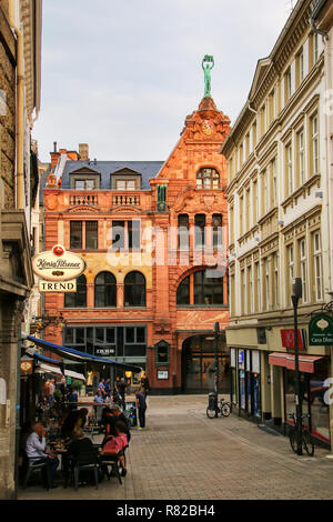 Street, en el centro histórico de la ciudad de Wiesbaden, Hesse, Alemania. Wiesbaden es una de las más antiguas ciudades termales en Europa Foto de stock