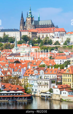 Praga, con el castillo de Praga y la catedral de San Vito de Praga República Checa Praga barrio de Mala Strana, Praga República Checa Europa Foto de stock