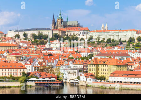 Praga República Checa Praga El castillo de Praga con la catedral de San Vito y el barrio de Mala Strana, Praga República Checa Europa