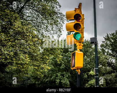 Semáforo amarillo en la Ciudad de Nueva York . Semáforo en la carretera en la ciudad de Nueva York muestran una luz verde
