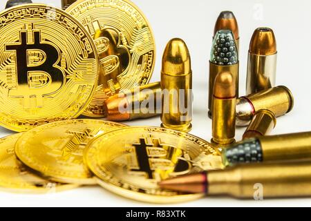 Bitcoin y cartuchos de distintos calibres. El comercio ilegal de municiones. La venta de armas. La financiación del terrorismo. Foto de stock