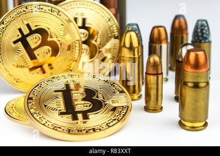 Bitcoin y cartuchos de distintos calibres. El comercio ilegal de municiones. La venta de armas. La financiación del terrorismo. Foto de stock