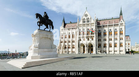 Conde Gyula Andrássy monumento delante del edificio del parlamento húngaro Lajos Kossuth, cuadrado, Budapest, Hungría Foto de stock