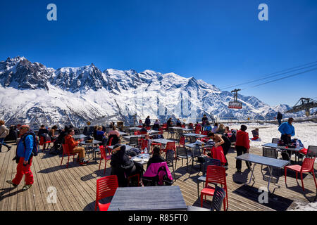 Terraza en el Brevent, deportes de invierno en Chamonix Mont Blanc. Haute-Savoie, Alpes, Francia Foto de stock
