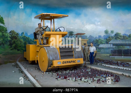 Apisonadora destruyendo drogas en la eliminación de las drogas en el Museo en Yangon, Myanmar.
