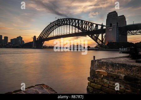 Famosa Sydney Harbour Bridge en luz del atardecer.