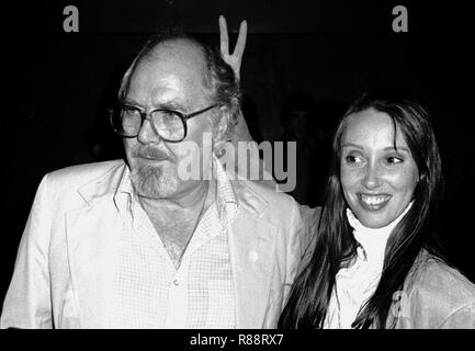 Director/Actor Fetiche - Página 3 Robert-altman-shelley-duvall-asista-a-una-fiesta-celebrando-el-lanzamiento-de-time-bandits-en-la-discoteca-metro-en-la-ciudad-de-nueva-york-el-4-de-enero-de-1981-credito-walter-mcbride-mediapunch-r88rx7