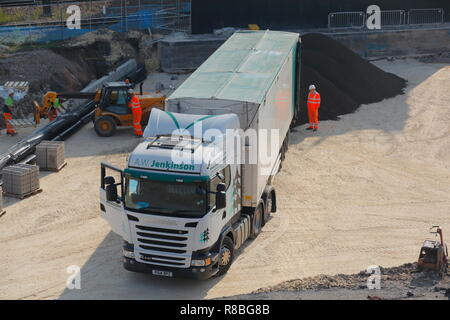 Un camión de Hargreaves entregando es carga ligera de arcilla expandida agregado sobre la construcción de la carretera de enlace FARRRS en Rossington,Doncaster. Foto de stock